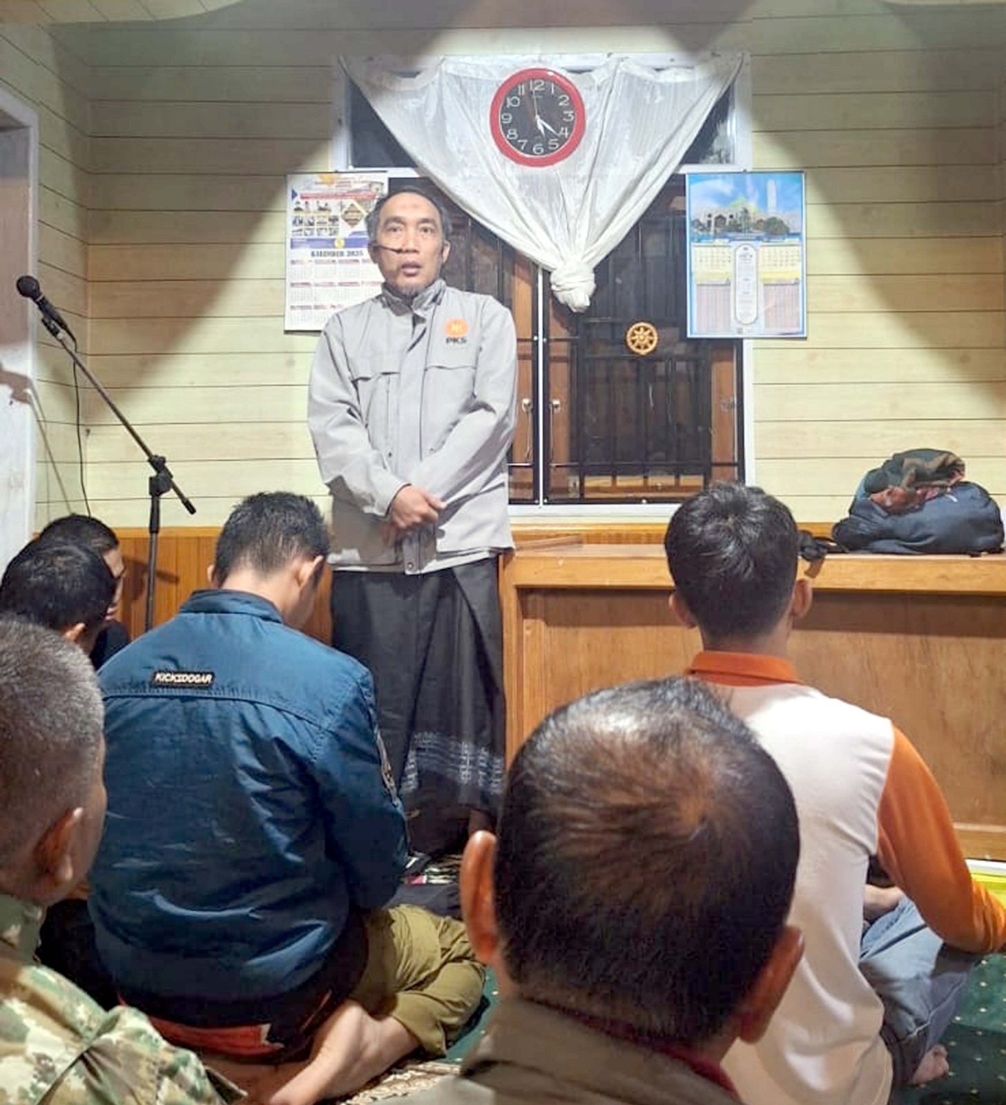 KULTUM: Kabid Komdigi DPW PKS Sulteng, Abdul Hanif Ibnu Jaiz, saat memberikan kultum salat subuh di Posko Malalak, Sumatera Barat.(FOTO: HUMAS DPW PKS SULTENG/RADAR PALU).
