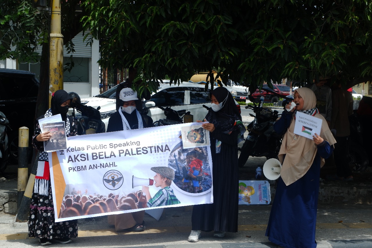 ORASI BELA PALESTINA: Aksi orasi siswa kelas 6 SD PKBM An-Nahl Palu di lampu merah Jalan Juanda pada Senin (15/12/2025). Ini merupakan bagian dari melatih public speaking langsung di ruang publik.