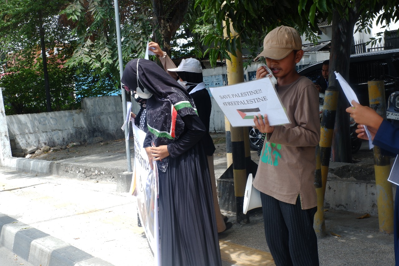 BERGILIRAN: Ada enam siswa yang melakukan orasi dan dilakukan bergiliran. Semua siswa terlihat lantang tanpa ragu dalam berorasi.
