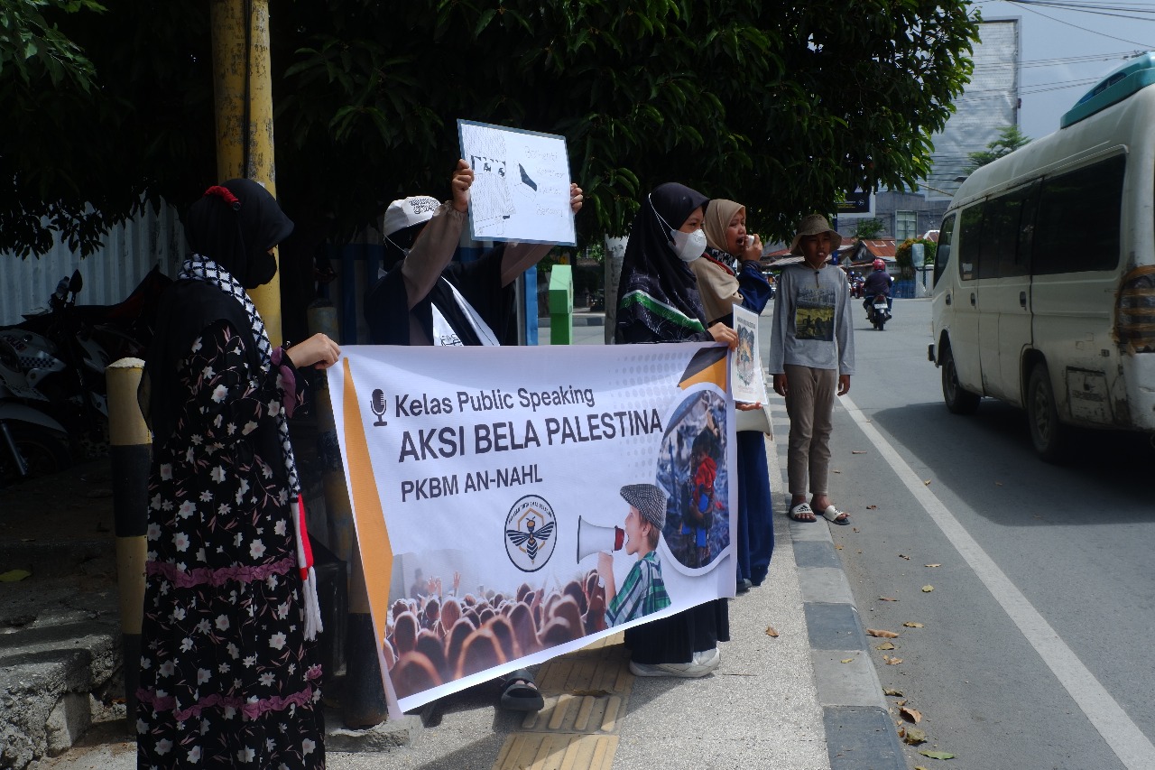 BERANI BICARA: Tampak siswa dan siswi PKBM An-Nahl Palu saat melakukan orasi pada Aksi Bela Palestina di Jalan Juanda Palu pada Senin (15/12/2025). Meski  masih kelas VI SD, mereka terlihat berani.