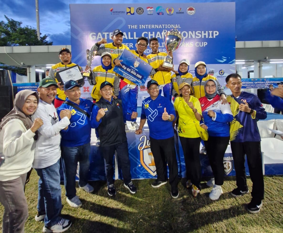 Tim Gateball Pergatsi Sulawesi Tengah mengangkat piala bergilir Menteri PU usai menjuarai The International Gateball Minister of Public Works Cup 2025 di GBK, Jakarta.