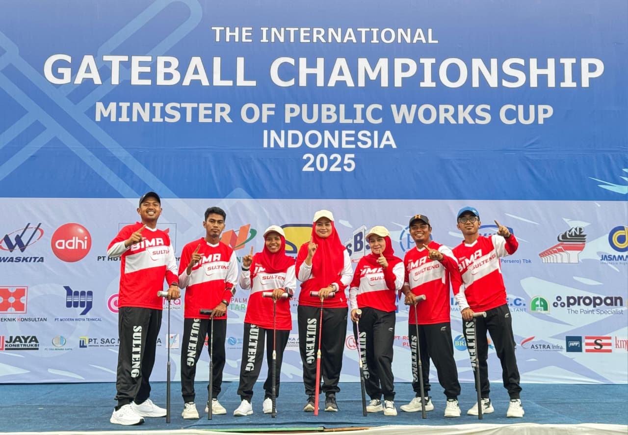 Tim Gateball Pergatsi Sulawesi Tengah mengangkat piala bergilir Menteri PU usai menjuarai The International Gateball Minister of Public Works Cup 2025 di GBK, Jakarta.