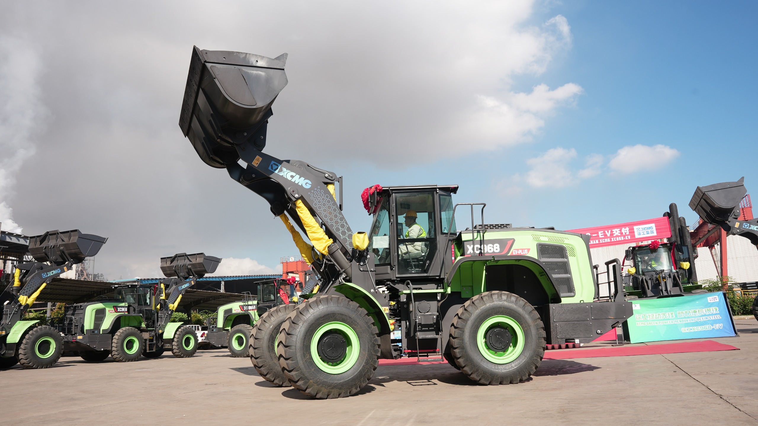 Wheel loader listrik yang beroperasi dalam kawasan industri&nbsp;IMIP