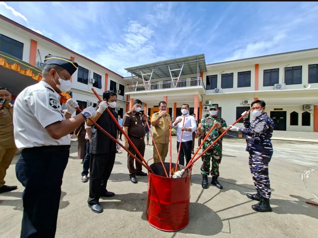 PEMUSNAHAN: Kejari Tolitoli menggelar pemusnahan barang bukti hasil tindak pidana yang perkaranya telah inkrah, Selasa (16/12/2025).(FOTO: YUSLIH ANWAR/RADAR PALU).