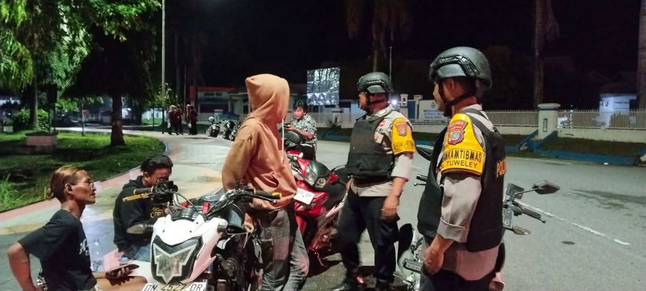 BALAPAN LIAR : Tampak petugas Polsek Baolan, saat mendatangi dan meminta agar remaja yang sedang kumpul dibundaran tuguh cengkeh tidak terlibat balapan liar.(FOTO: YUSLIH ANWAR/RADAR PALU).