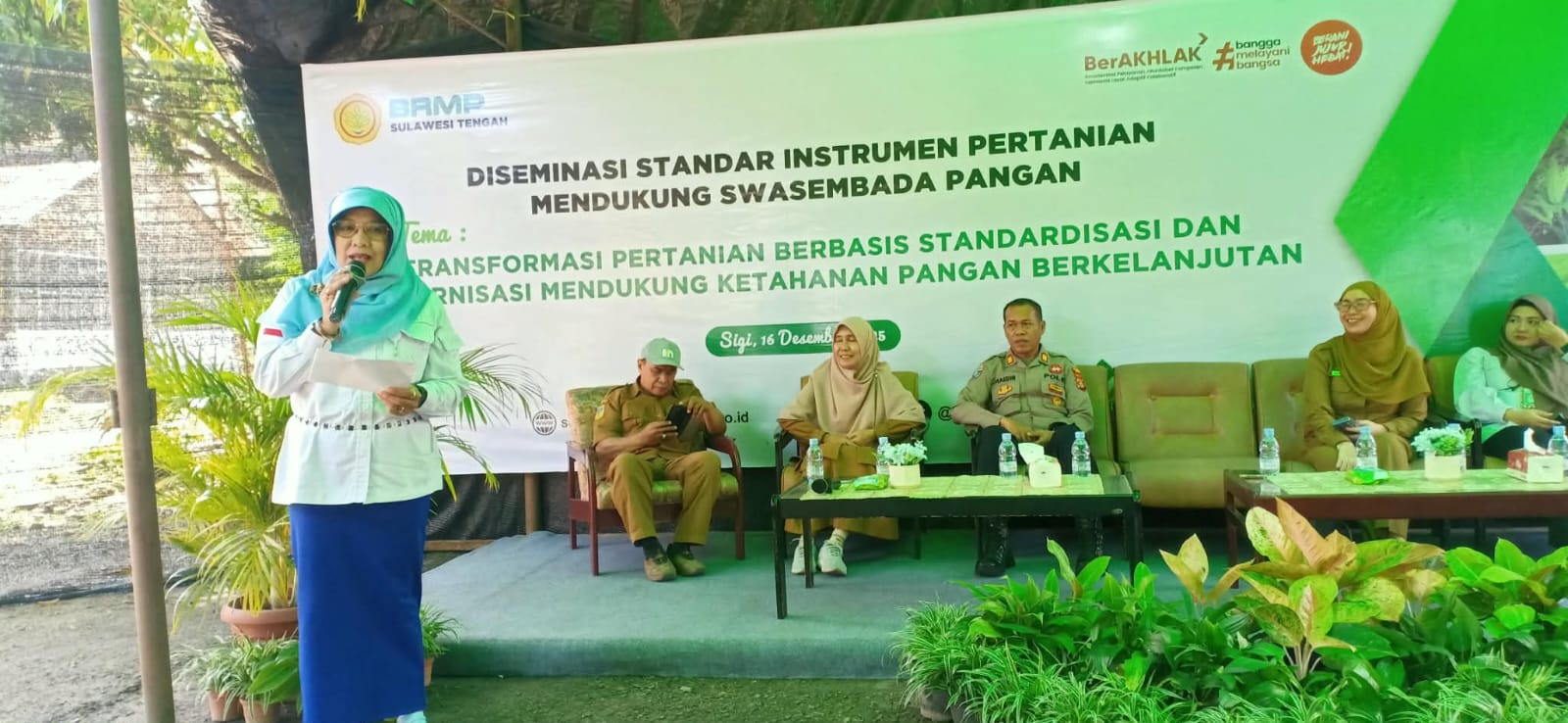 SAMBUTAN: Kepala BRMP Sulteng Dr Femmy Nurfahmi, menympikan sambutannya dan membuka kegiatan Bimtek dan Diseminasi, Selasa (16/12/2025).(FOTO: MUCHSIN SIRADJUDIN/RADAR PALU).