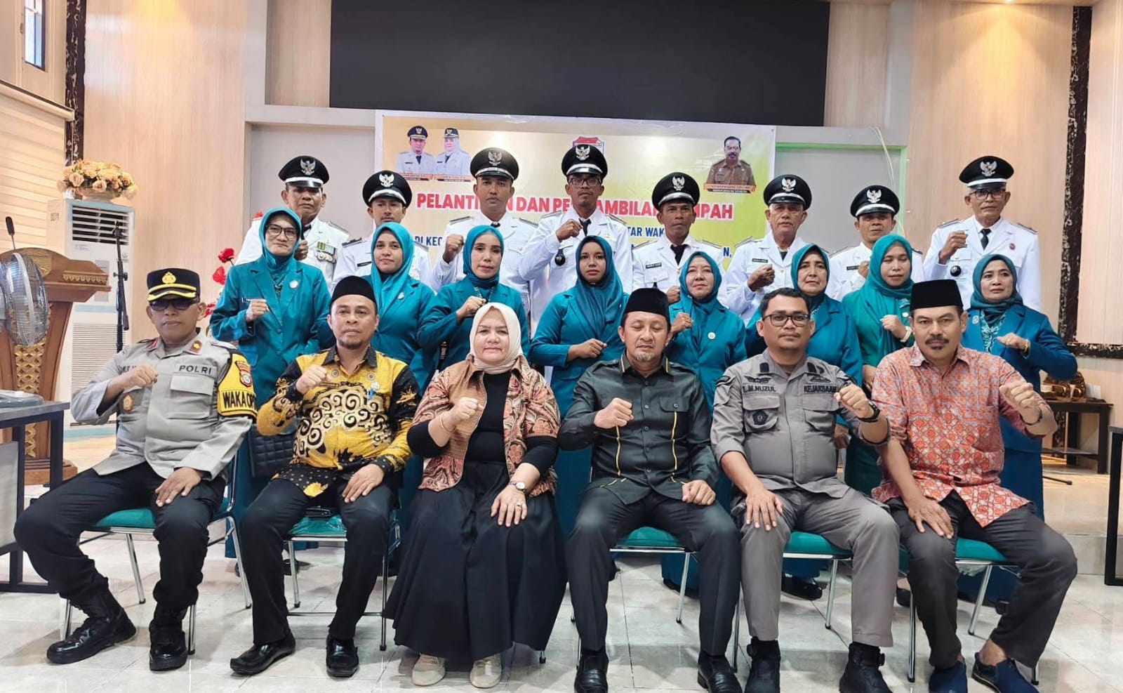 MELANTIK: Bupati Touna, Ilham Lawidu, melantik dan mengambil sumpah delapan Kades hasil PAW, Jumat (12/12/2025).(FOTO: HERIYANTO LIMAHU/RADAR PALU).