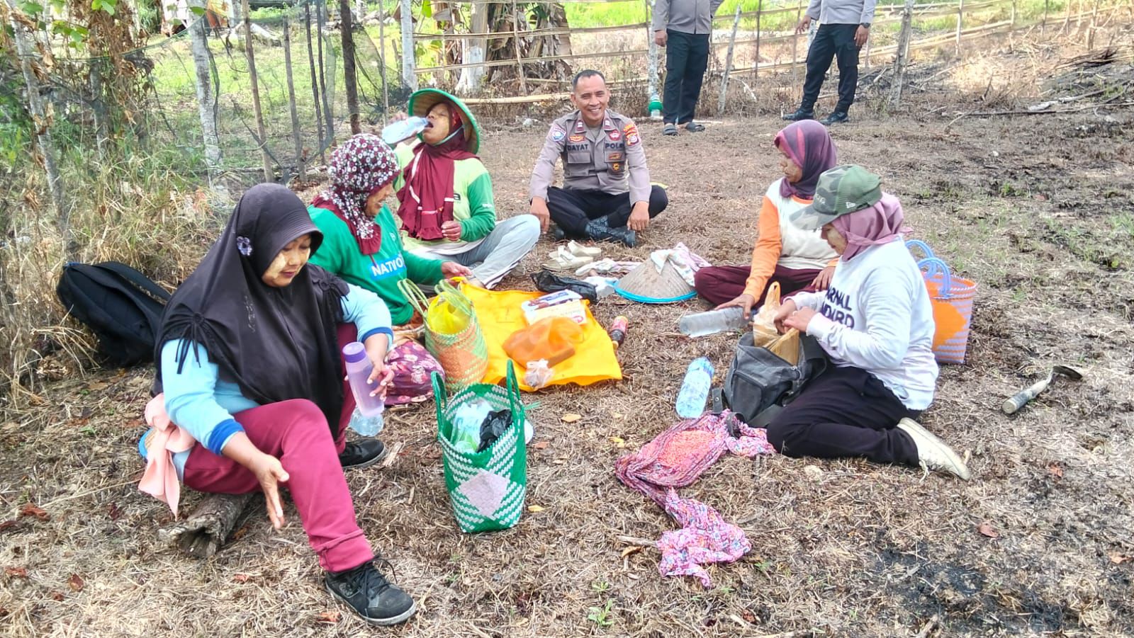 PENDEKATAN: Satgas Madago Raya saat bersilaturahmi dengan warga Desa Membuke, Kabupaten Poso, Senin (15/12/20225).(FOTO: ISTIMEWA/RADAR PALU)