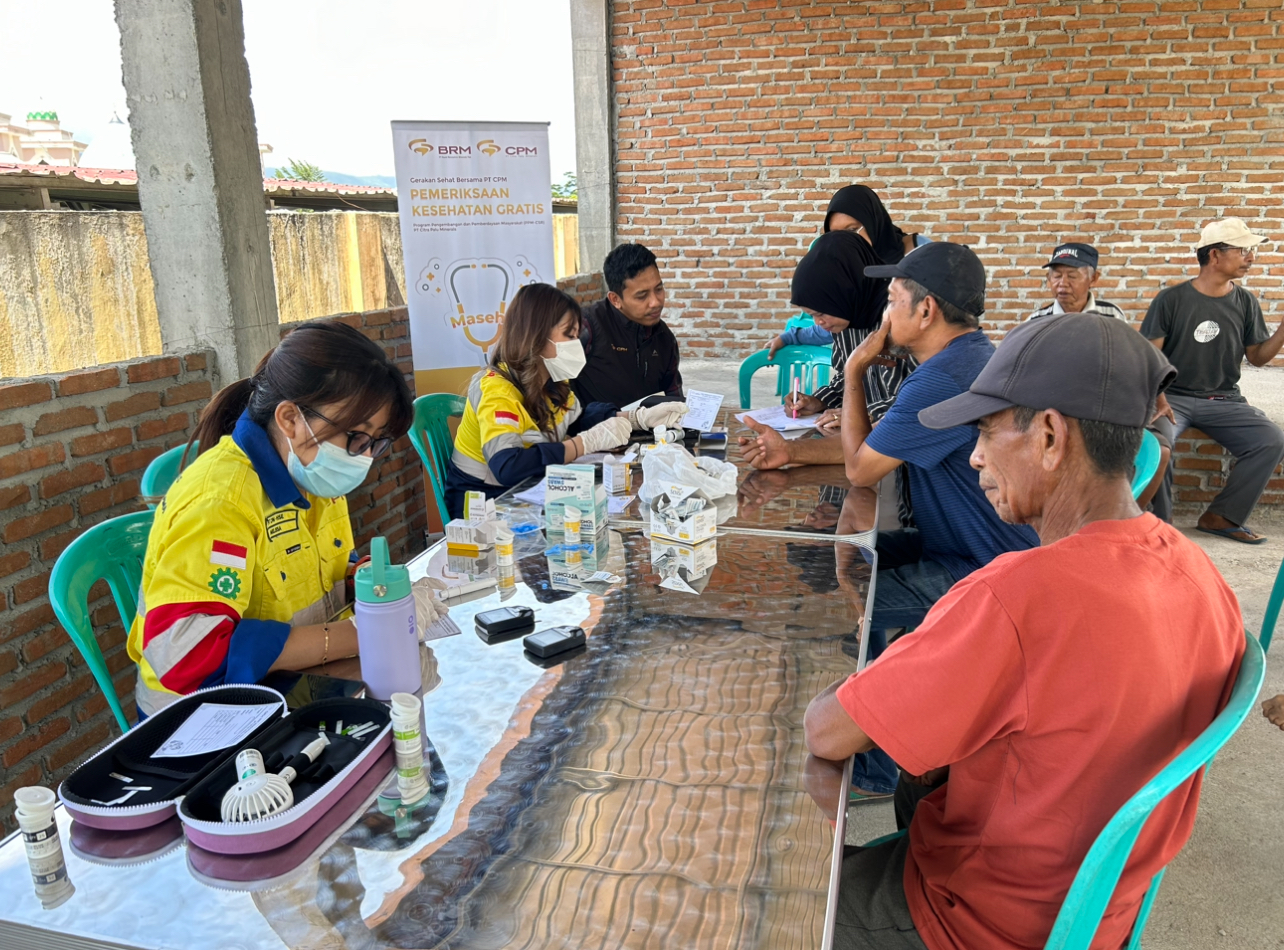 Pemeriksaan kesehatan gratis yang digelar PT CPM di Kelruahan Poboya, Selasa (16/12)