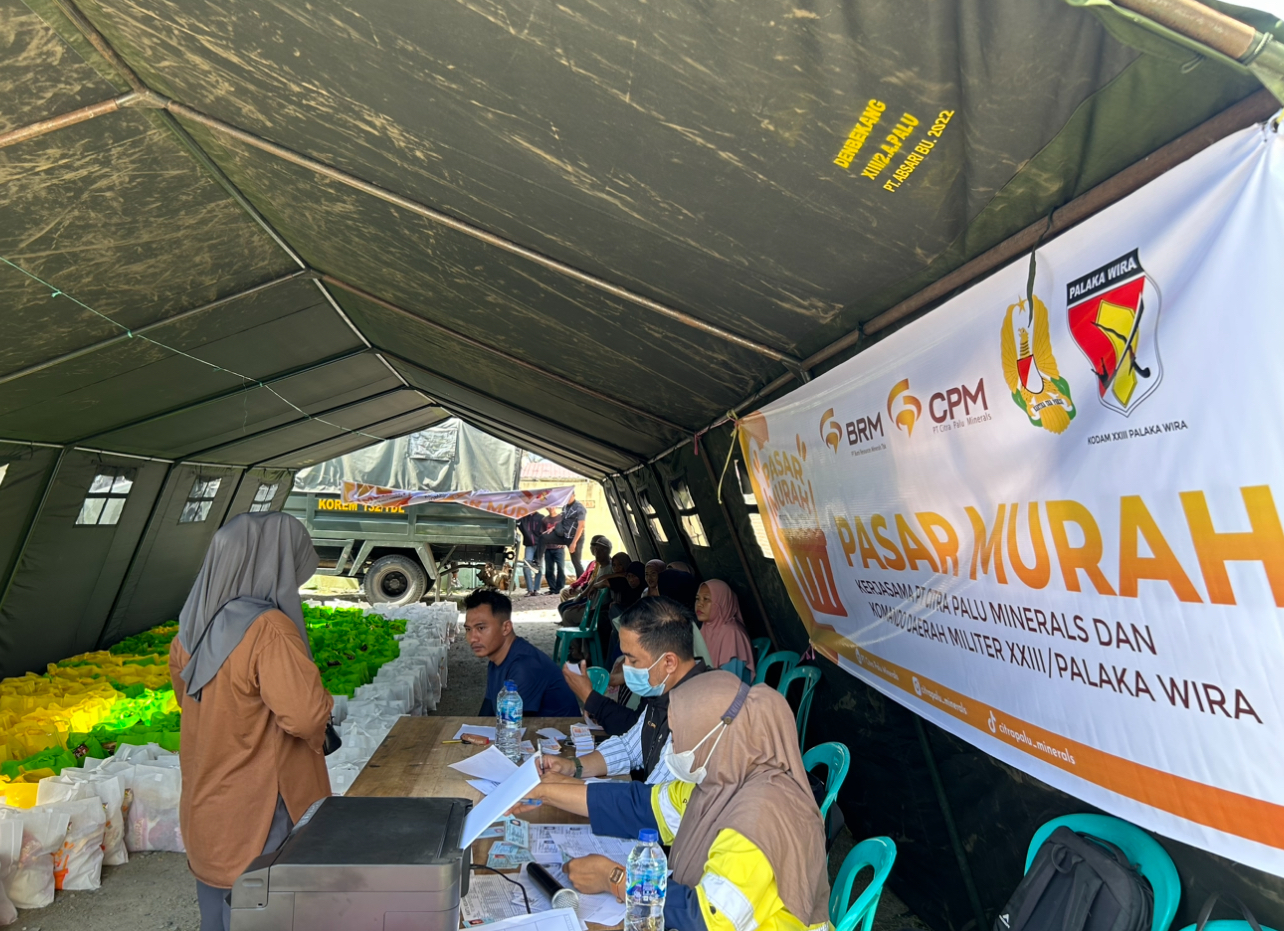 Kegiatan pasar murah yang digelar oleh PT CPM di Kelurahan Poboya
