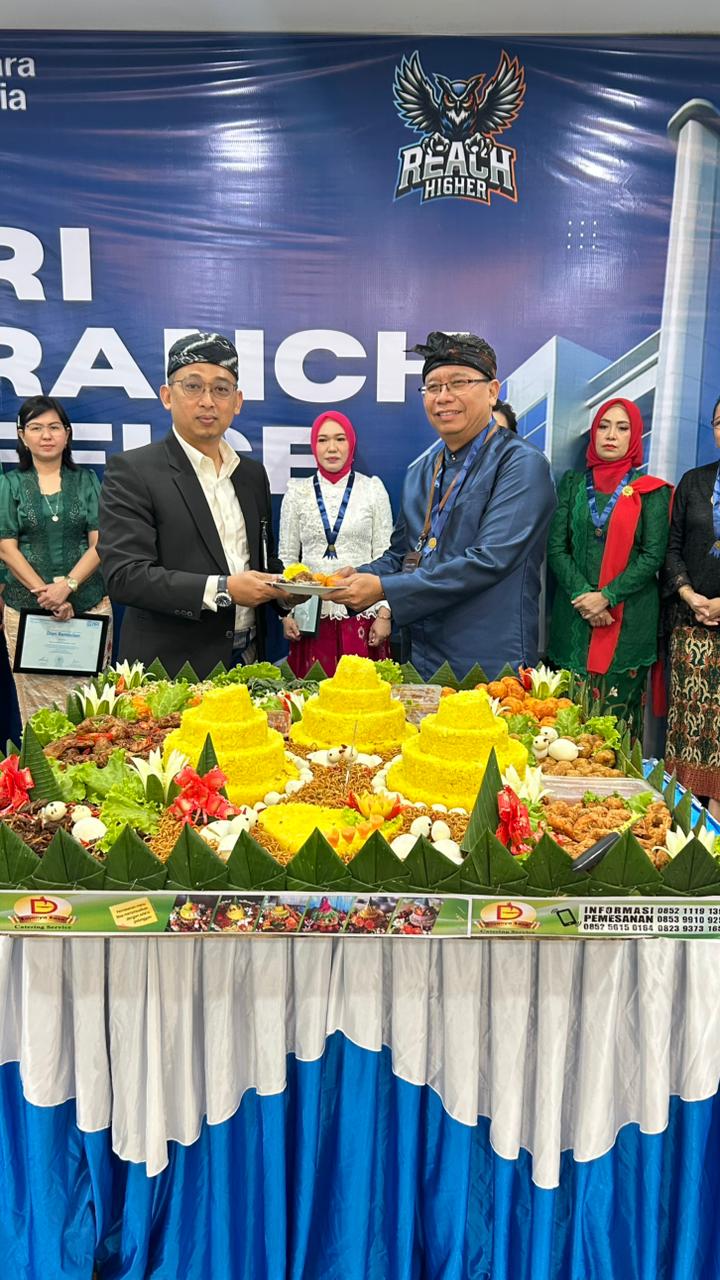 Area Head BRI Sulawesi Tengah Asep Suhendra bersama pimpinan Cabang BRI Palu, Budi Prastiyanto foto bersama usai pemberian penghargaan kepada karyawan berprestasi dalam rangka HUT BRI ke-130.