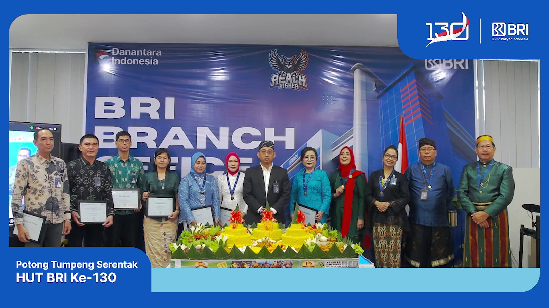 Area Head BRI Sulawesi Tengah Asep Suhendra bersama pimpinan Cabang BRI Palu, Budi Prastiyanto foto bersama usai pemberian penghargaan kepada karyawan berprestasi dalam rangka HUT BRI ke-130.