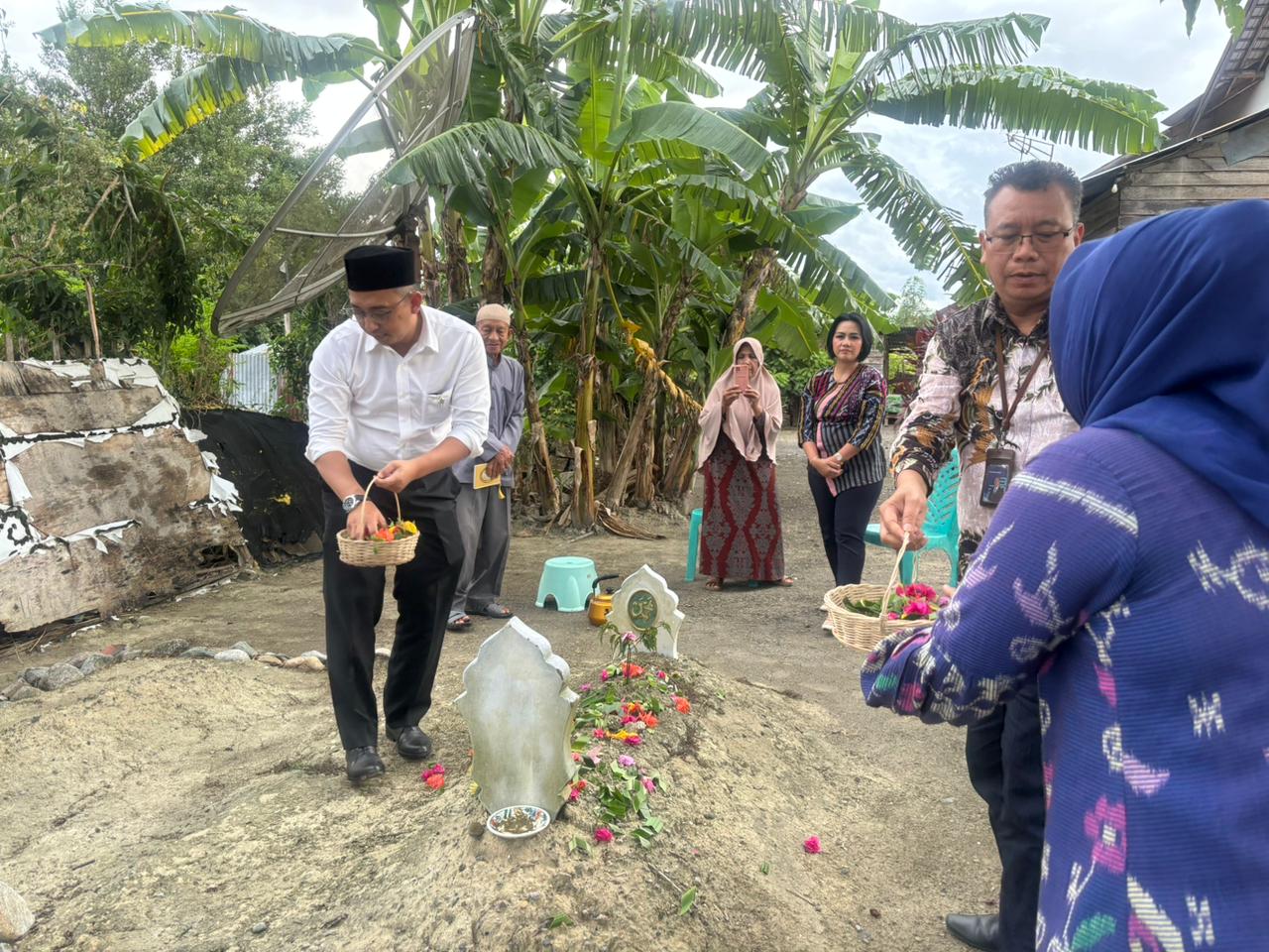 Jajaran manajemen dan karyawan BRI Cabang Palu melakukan ziarah dan tabur bunga di TPU Tinggede dalam rangka HUT BRI ke-130, Selasa (16/12/2025).