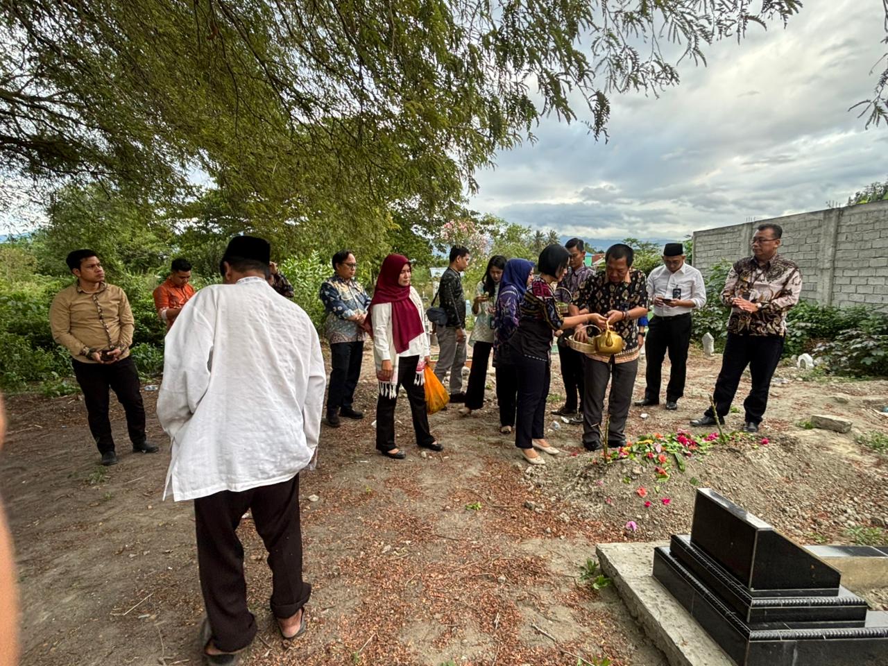 Jajaran manajemen dan karyawan BRI Cabang Palu melakukan ziarah dan tabur bunga di TPU Tinggede dalam rangka HUT BRI ke-130, Selasa (16/12/2025).