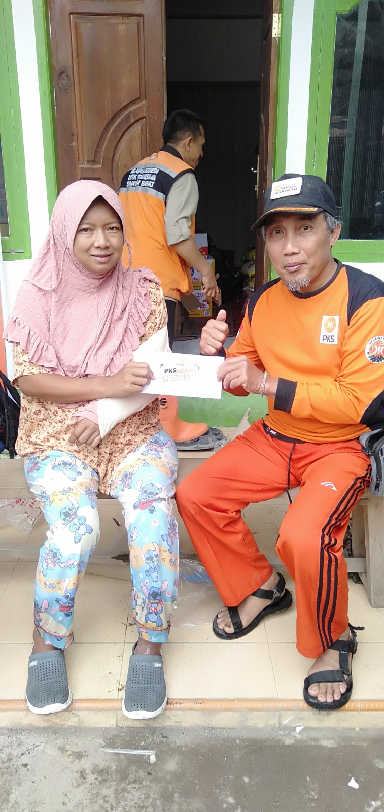 SANTUNAN: Penyerahan santunan khusus dari DPW PKS Sulawesi Tengah, diserahkan relawan PKS yang bertugas di Malalak, Abdul Hanif.