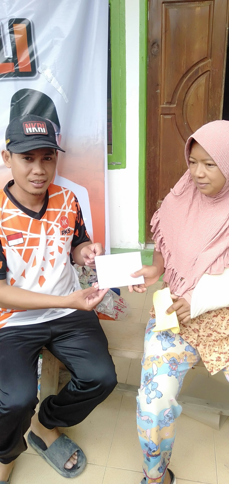 SERAHKAN: Penyerahan santunan khusus dari DPW PKS Sulawesi Tengah, diserahkan relawan PKS yang bertugas di Malalak, Takwin.