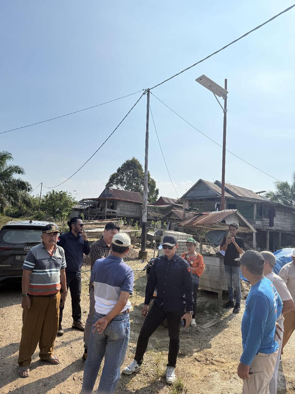 PEMERIKSAAN: Ahli elektrikal didampingi tim Kejaksaan Negeri Morowali Utara beberapa waktu lalu melakukan pemeriksaan lapangan proyek lampu jalan dengan nilai anggaran Rp 3,37 miliar. (FOTO: ISTIMEWA/