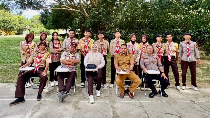 KAMTIBMAS: Kanit Binmas Polsek Ampibabo, Aiptu Agus Supriyono, bersama pelajar SMKN 1 Toribulu, Parimo.(FOTO: ISTIMEWA/RADAR PALU).
