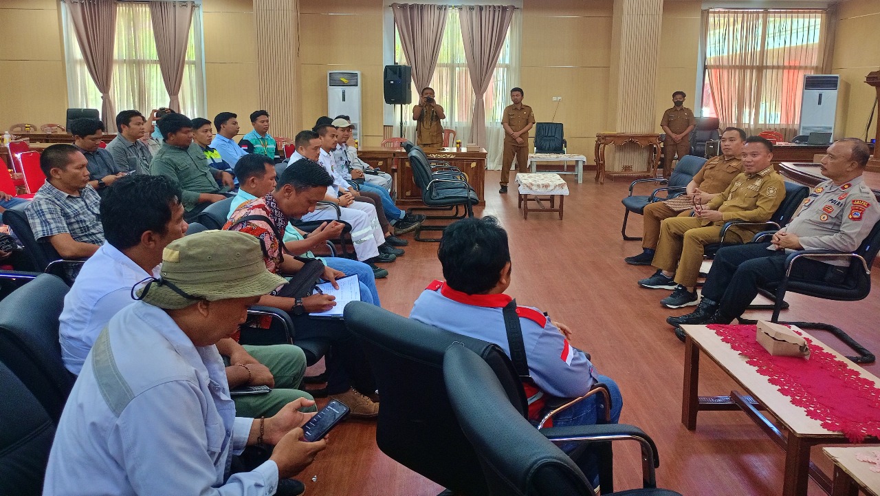 KOORDINASI: Bupati Delis Julkarson Hehi duduk bersama perwakilan perusahaan pertambangan di Ruang Pola Kantor Bupati, Senin (15/12/2025), guna membahas mitigasi bencana alam yang mengancam daerah itu.