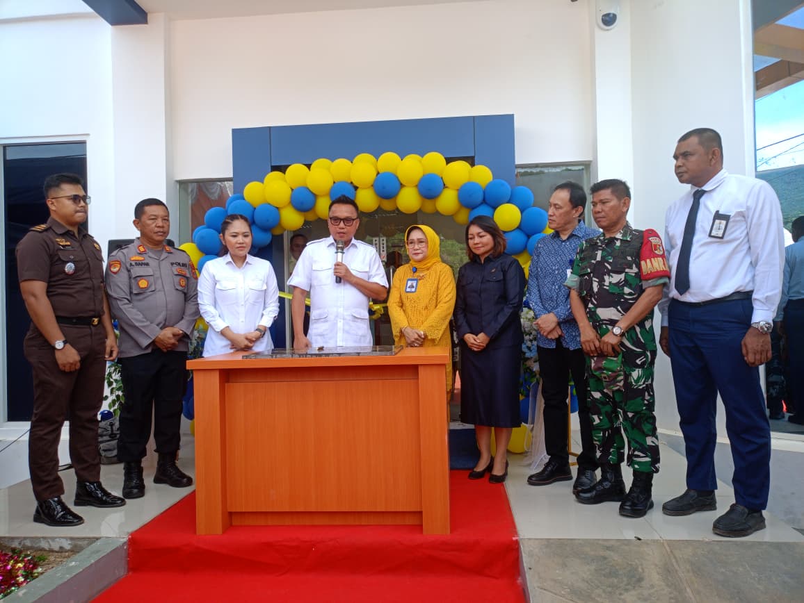 RESMIKAN: Peresmian gedung baru PT Bank Sulteng Cabang Kolonodale ditandai dengan penandatanganan plakat oleh Bupati Delis Julkarson Hehi dan pengguntingan pita oleh Anggota DPD RI Febriyanti Hongkiri