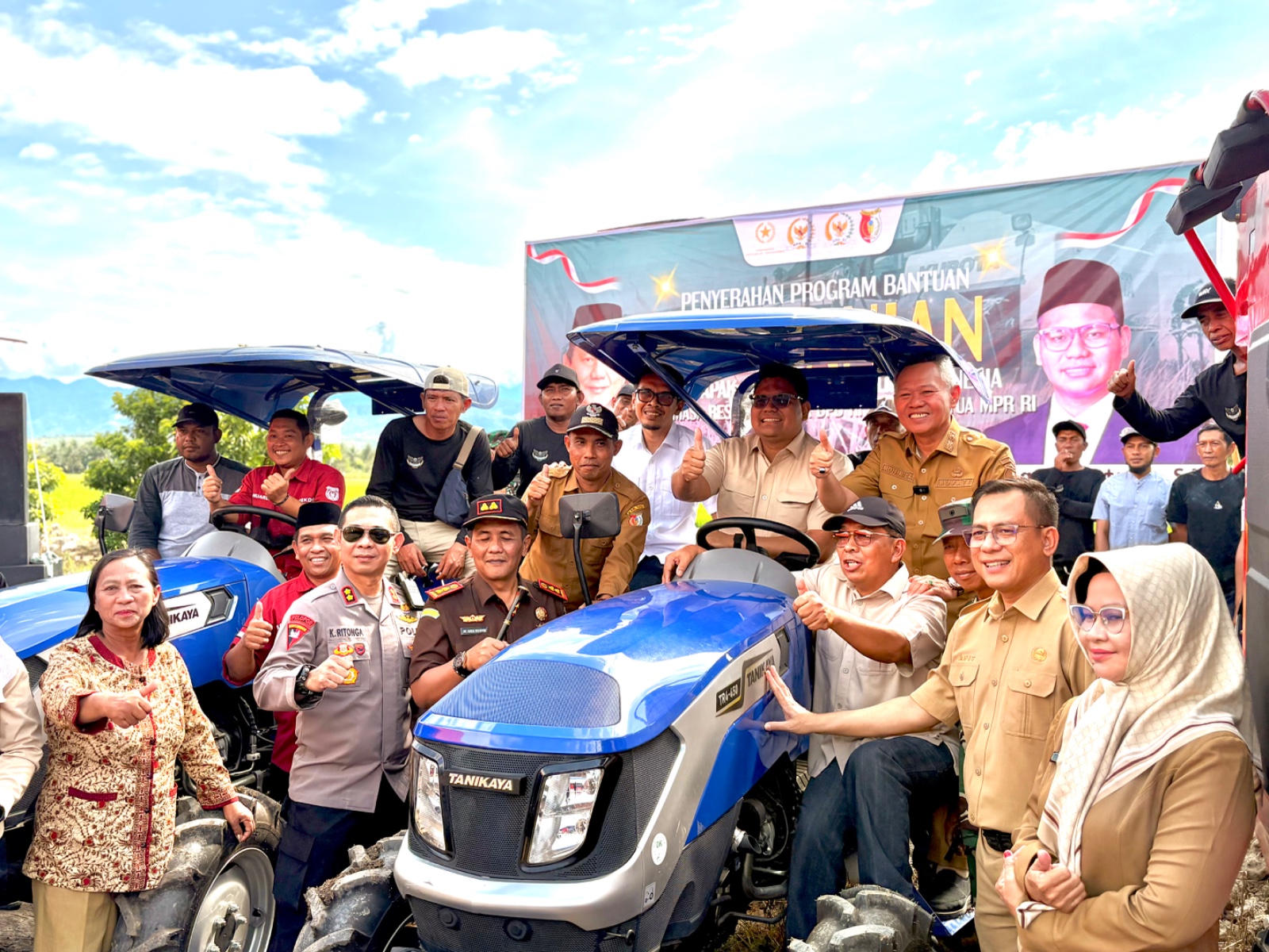 BANTUAN: Tampak Waket MPR RI, Akbar Supratman, berssama Bupati Sigi Moh. Rizal Intjenae mencoba bantuan alsintan.(FOTO: ANGEL SUMBARA/RADAR PALU).