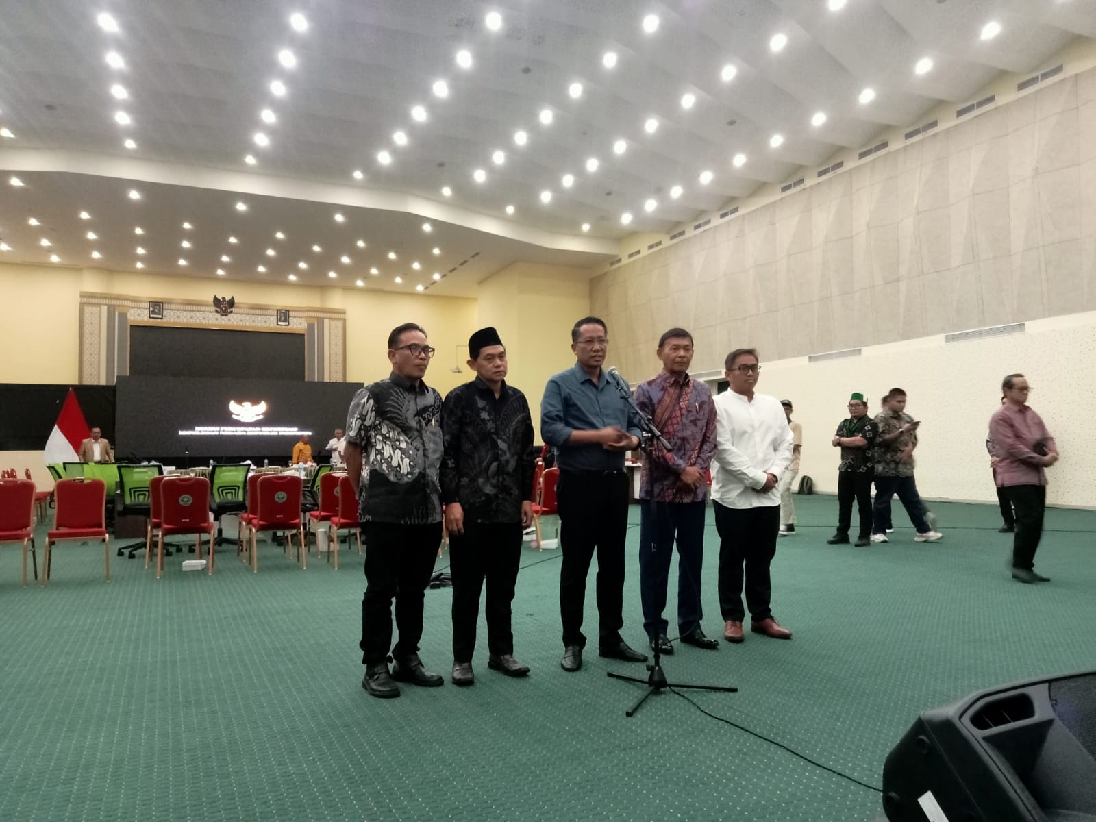 BERI KETERANGAN: Menteri Hukum, Supratman Andi Agtas (tengah) saat memberikan keterangan kepada sejumlah wartawan di Kota Palu.