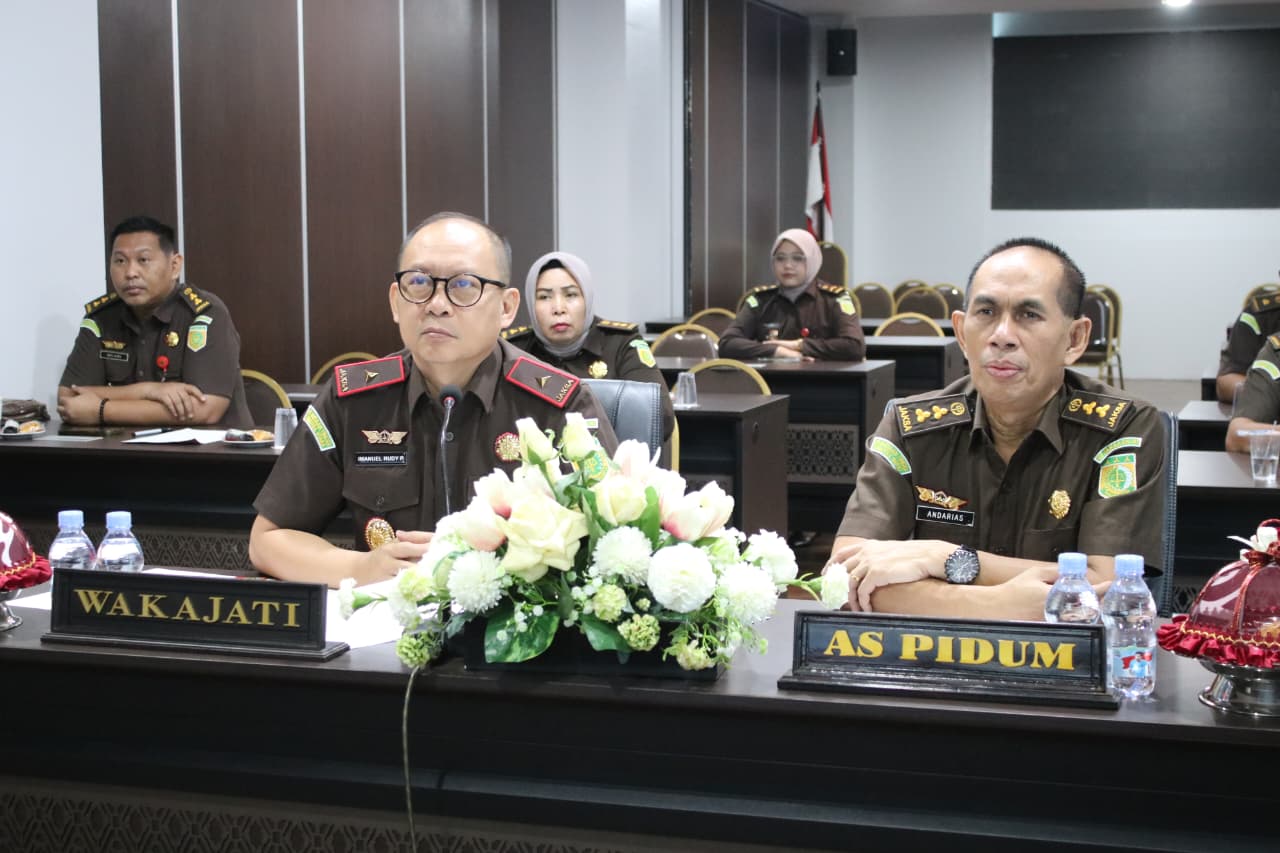 Wakil Kepala Kejati Sulawesi Tengah Immanuel Rudy Pailang memimpin ekspose daring permohonan penghentian penuntutan berbasis keadilan restoratif.