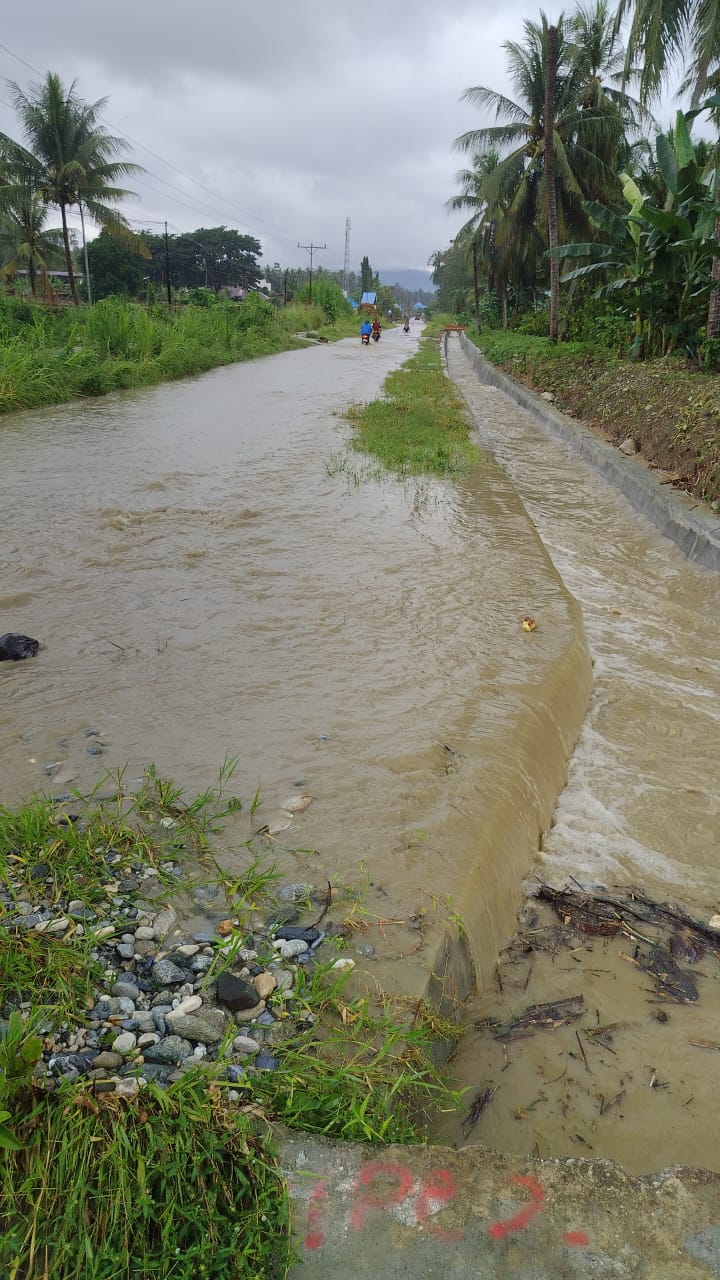 BANJIR: Hujan deras menyebabkan banjir di Betalemba, Kabupaten Poso.(FOTO: BUDIYANTO WIHARTO/RADAR PALU).
