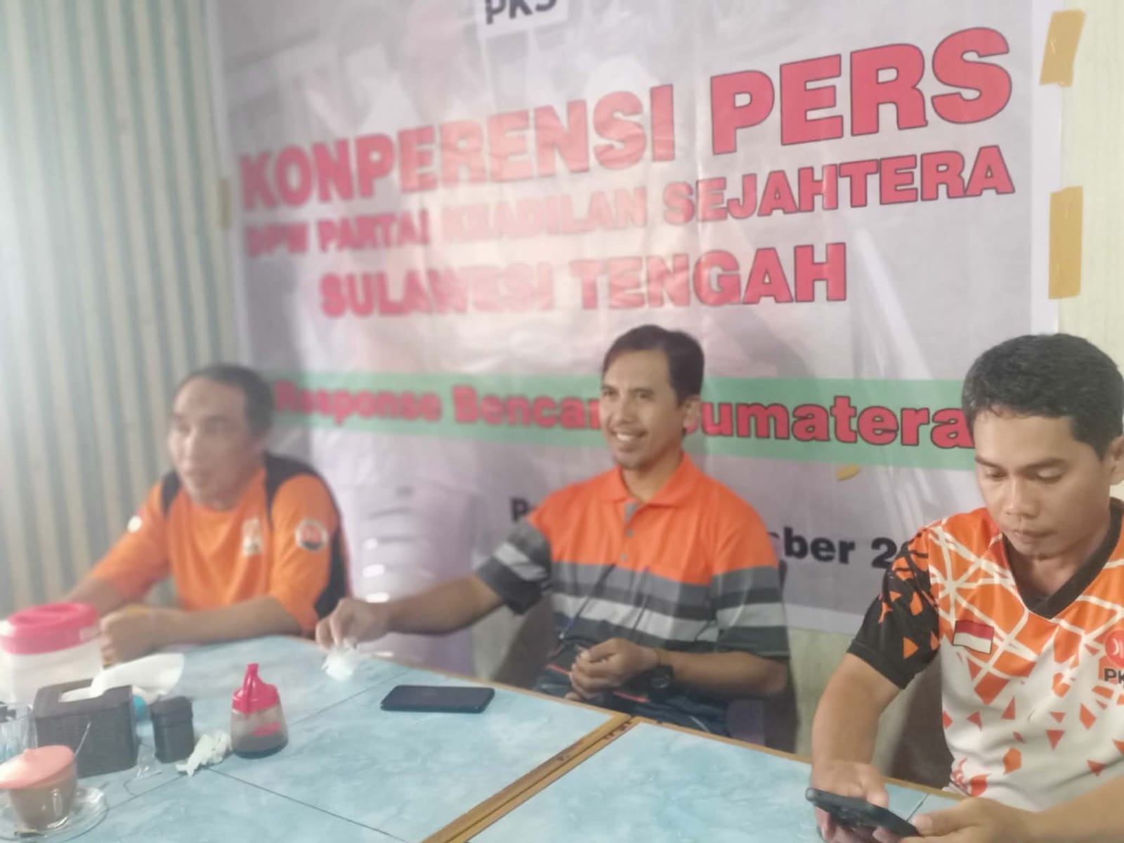 KONFRENSI PERS: Ketua DPW PKS Sulteng Muhammad Wahyudin (tengah), didampingi Takwin (kanan) dan Abd Hanif Ibnu Jaiz, Kamis (19/12/2025).(FOTO: MUCHSIN SIRADJUDIN/RADAR PALU).