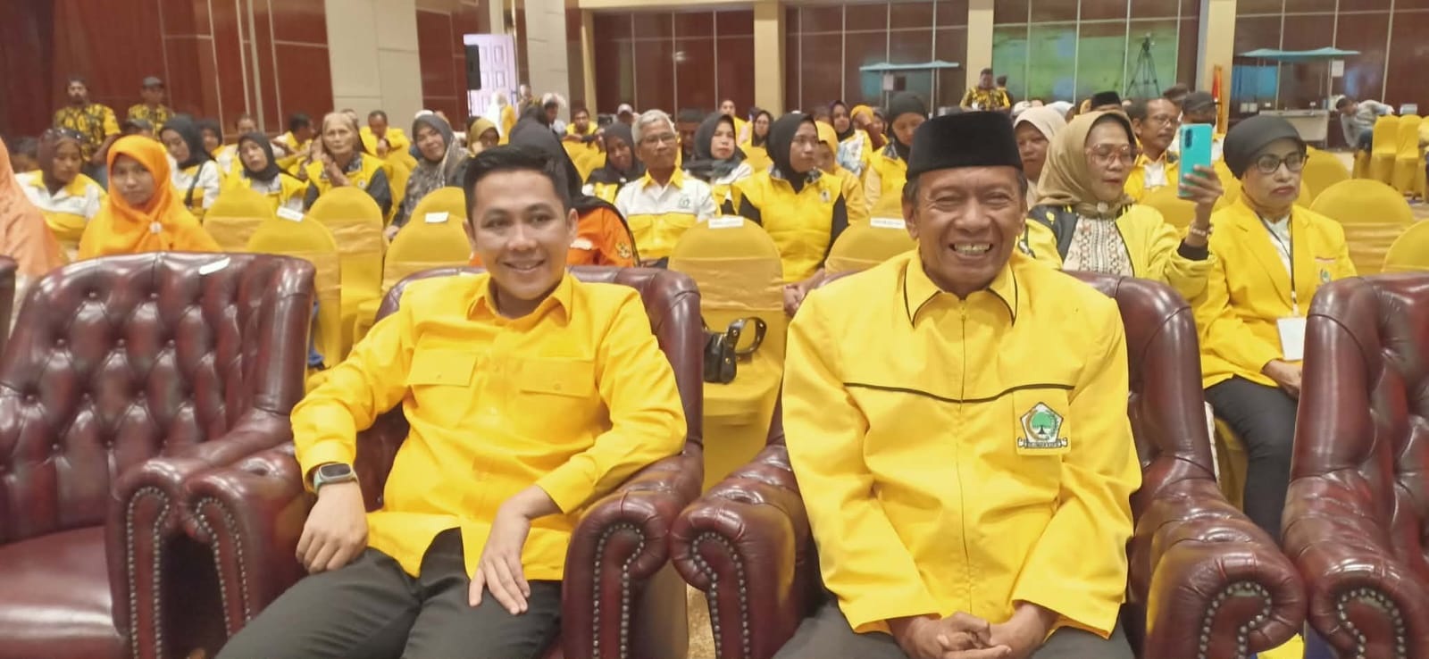 SOLID: Bendahara DPD Golkar Sulteng Andi Ahmad (kiri), bersama Korwil Partai Golkar wilayah Kota Palu H. Helmy Yambas.(FOTO: MUCHSIN SIRADJUDIN/RADAR PALU).