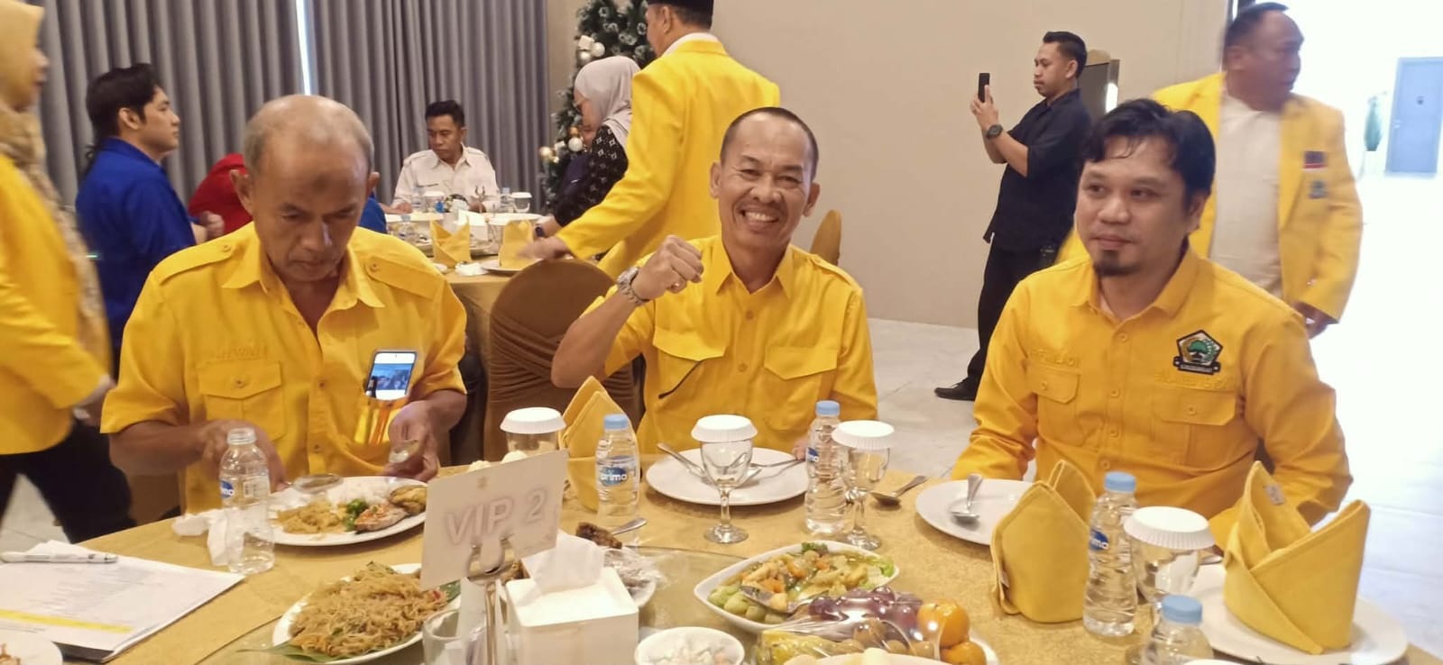 PEMAIN BARU: H. Iskandar Nongtji (tengah), pemain baru di kancah politik Golkar.(FOTO: MUCHSIN SIRADJUDIN/RADAR PALU).