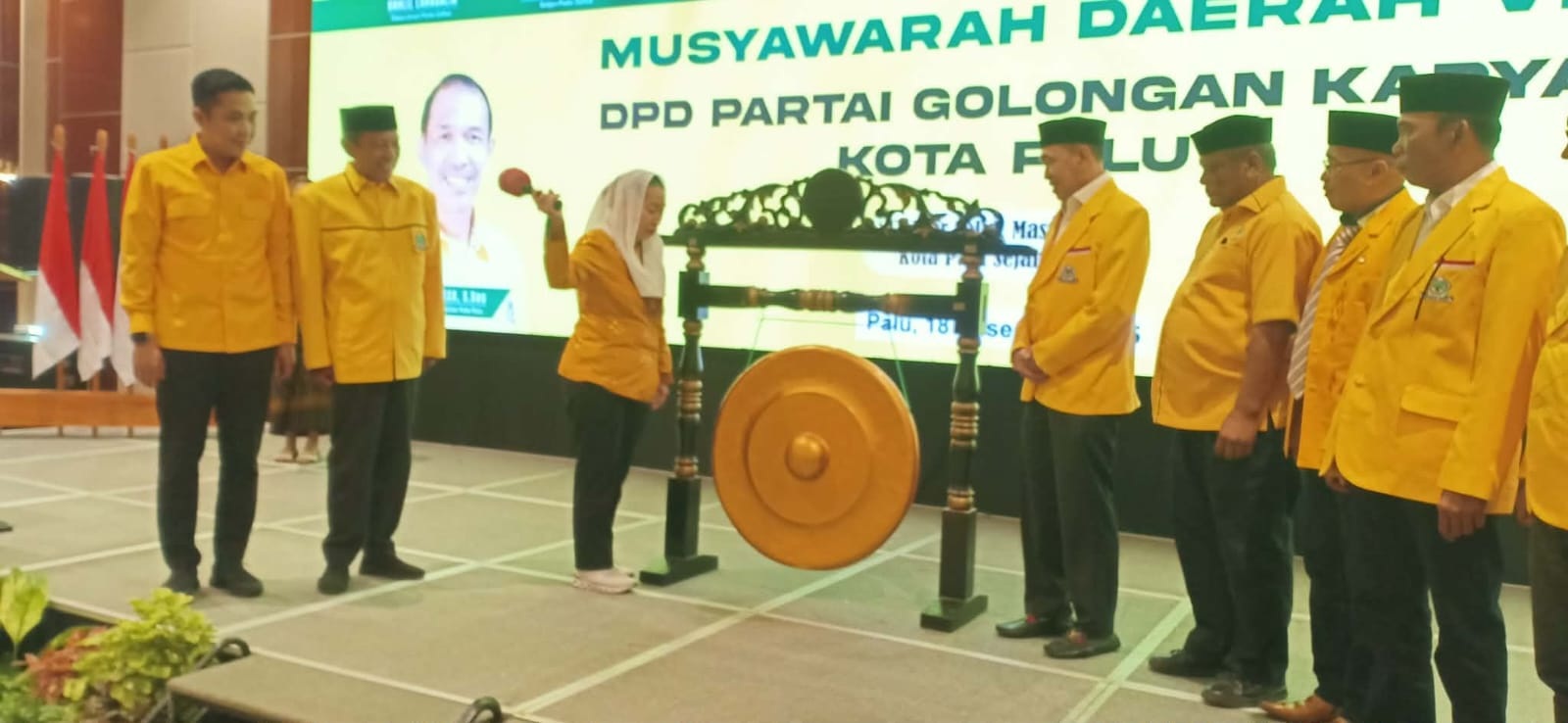 MEMBUKA: Wawali Kota Palu, Imelda Muhidin, yang juga Ketua Harian DPD Partai Golkar Sulteng, Bersama pengurus lainnya, membuka Musda Golkar VII Kota Palu, Kamis (19/12/2025)> FOTO: MUCHSIN SIRADJUDIN/