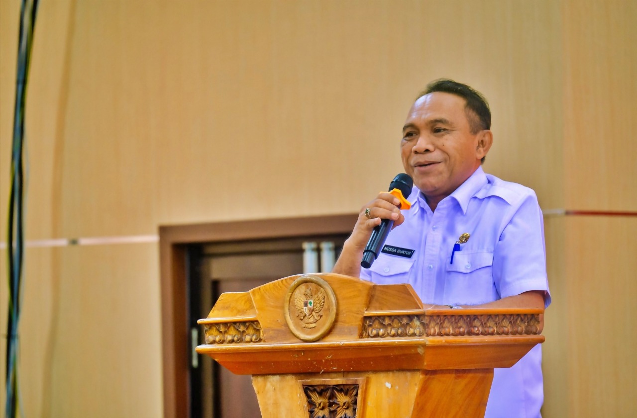 PELATIHAN: Sekkab Morut Musda Guntur, membuka pelatihan peningkatan kapasitas sumber daya dan keunggulan produk bagi kelompok penerima manfaat BKK yang digelar di Ruang Pola Kantor Bupati Morut, Rabu