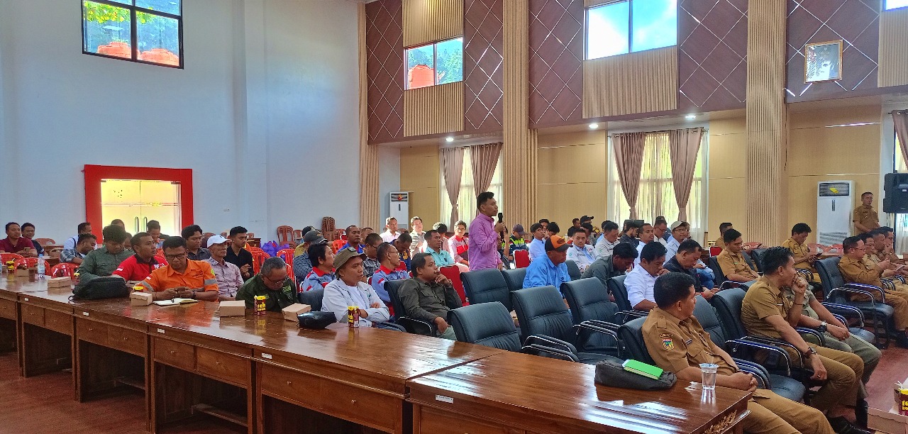 KLARIFIKASI: Kepala Tehnik Tambang PT Enersteel Ardianto Larawang merinci aktivitas perusahaan yang berkaitan dengan mitigasi dan penanganan bencana di hadapan Bupati Morowali Utara, Senin (15/12/2025