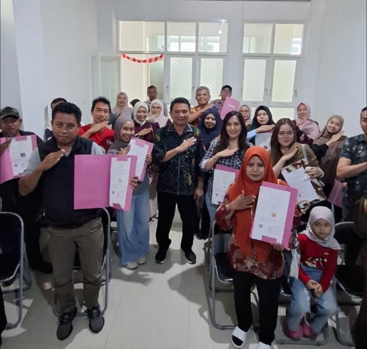 BERDAYA SAING : 24 pelaku Industri Kecil dan Menengah (IKM) di wilayah Kota Palu terima sertifikat merek.