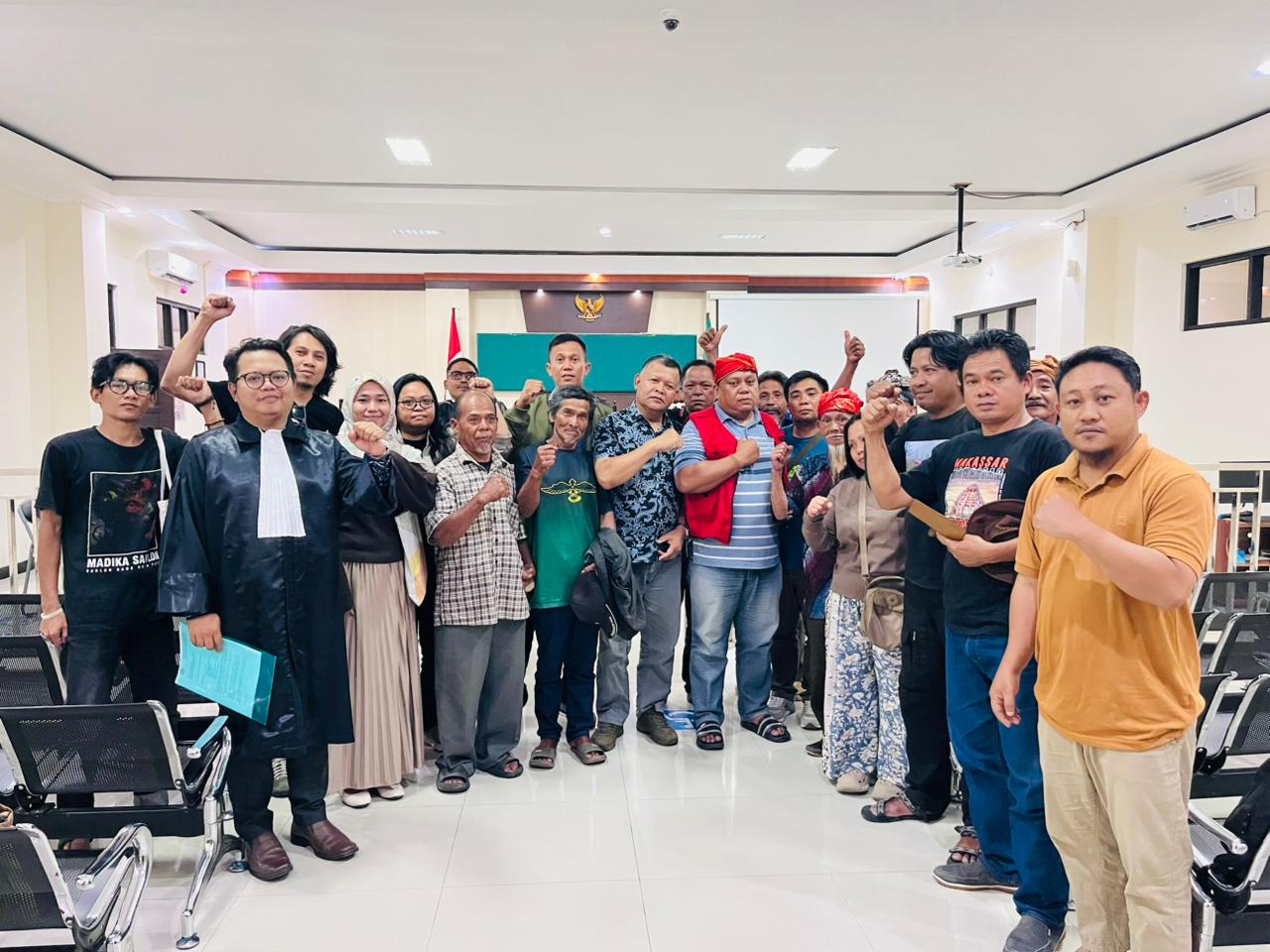 BERI DUKUNGAN: Masyarakat bersama Christian Toibo serta pengacara saat berada di ruang sidang.