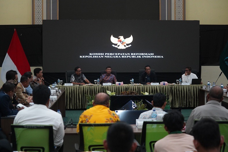 Anggota Komisi Percepatan Reformasi Polri berdialog dengan akademisi dan tokoh masyarakat saat audiensi di UIN Datokarama Palu, Sulawesi Tengah, Selasa (16/12/2025).