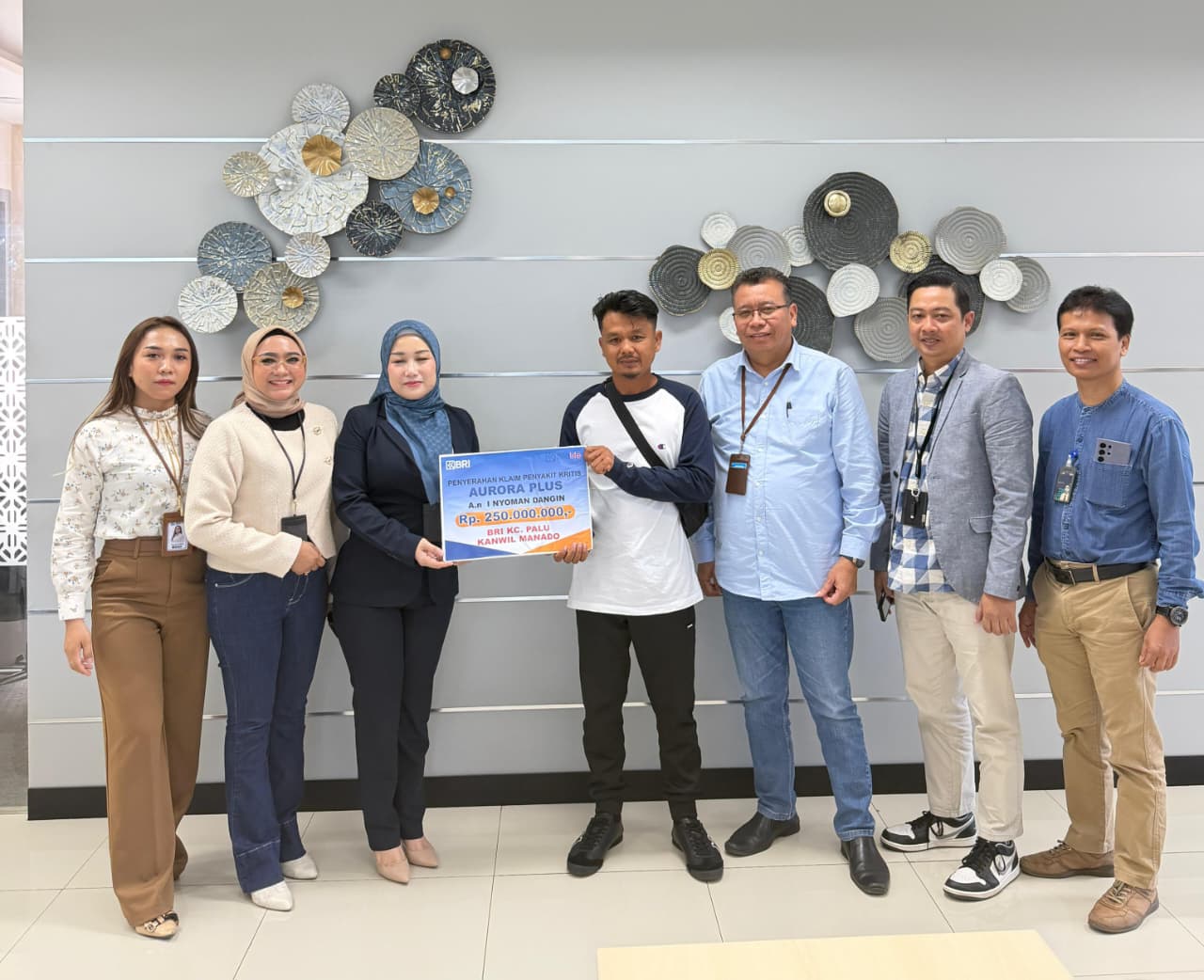 Penyerahan simbolis klaim asuransi Brilife Rp250 juta oleh jajaran BRI Palu dan Brilife RO Manado kepada keluarga nasabah.