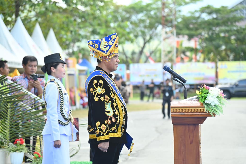 Suasana upacara peringatan HUT ke-22 Kabupaten Tojo Una-Una yang dipimpin Gubernur Sulawesi Tengah Anwar Hafid di Ampana.