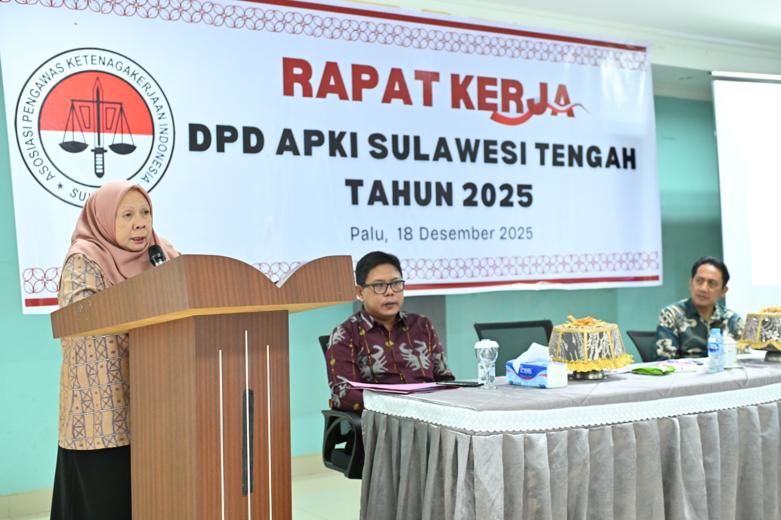 Wagub Sulawesi Tengah Reny Lamadjido saat membuka Raker DPD APKI Sulteng Tahun 2025 di Palu.