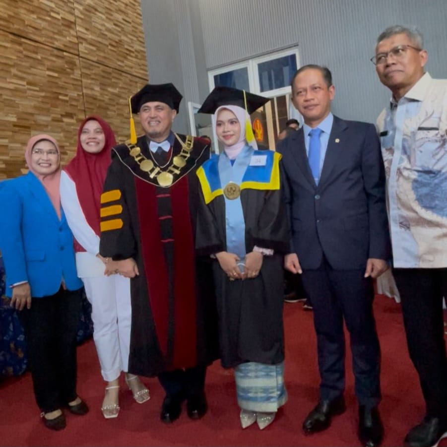 Menteri Lingkungan Hidup Dr. Hanif Faisol Nurofiq (kiri) bersama Rektor Untad Prof. Ahmar usai orasi ilmiah pada Wisuda Universitas Tadulako di Palu, Rabu (18/12).