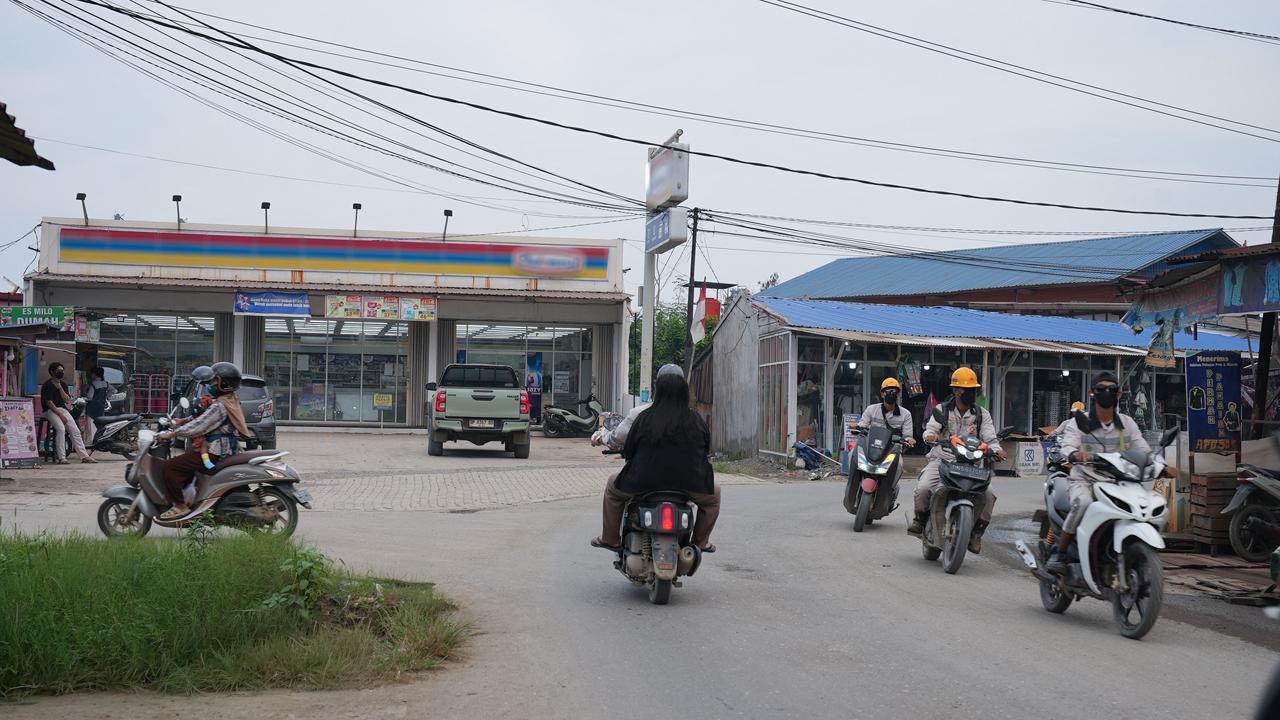 Deretan gerai ritel modern di Kecamatan Bahodopi, Morowali, yang tumbuh pesat seiring berkembangnya industri nikel dan meningkatnya daya beli masyarakat.