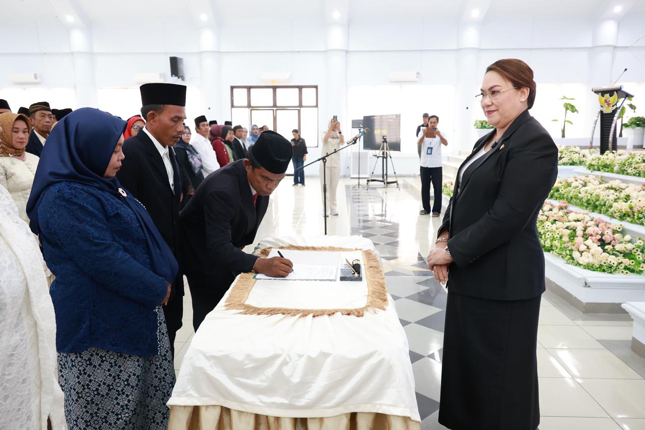 LANTIK : Bupati Donggala, Vera Elena Laruni usai melantik 43 orang anggota PAW BPD di aula kasiromu, Jumat (19/12/25).(FOTO: ISTIMEWA/RADAR PALU).