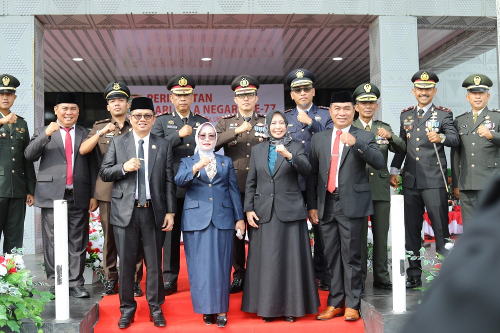 UPACARA: Wabup Morowali, Iriane Iliyas, bertindak sebagai Irup di peringatan hari bela negara, Jumat (19/12/2025).(FOTO: SUPRIYONO/RADAR PALU)