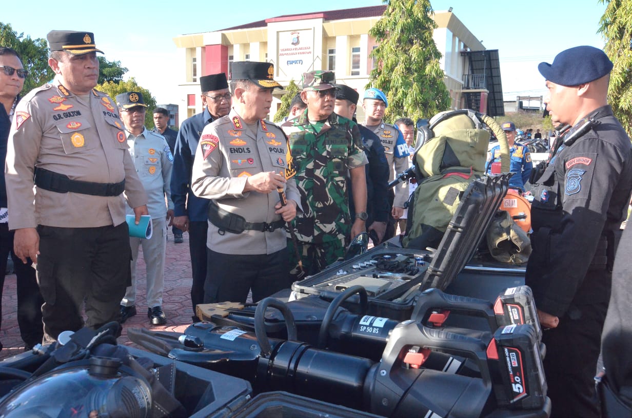 Kapolda Sulteng Irjen Pol Endi Sutendi saat melakukan pemeriksaan pasukan sebelum melaksanakan tugas pengamanan Natal dan tahun baru.
