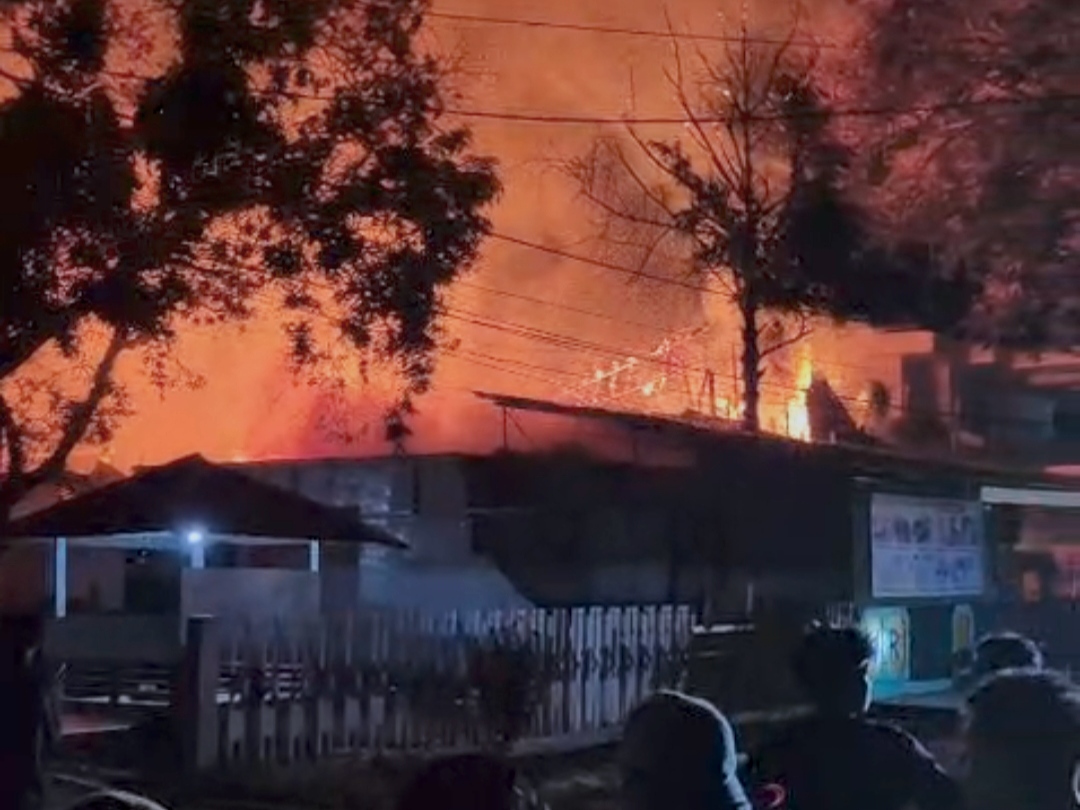Kobaran api membakar warung makan di Jalan Nokilalaki, Kelurahan Lolu Utara, Palu Timur, Jumat malam (19/12), saat pemilik masih berjualan.