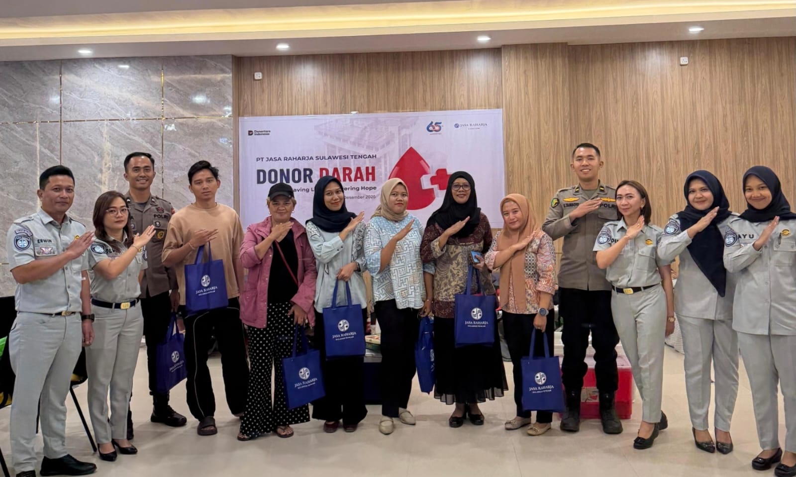 SERENTAK DI INDONESIA : HUT ke-65 PT Jasa Raharja Sulawesi Tengah menggelar kegiatan donor darah dan bakti social di Aula Kantor PT Jasa Raharja Sulawesi Tengah, Kamis (18/12/2025).