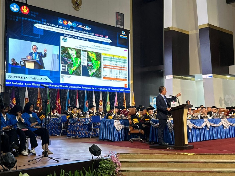 PERUBAHAN IKLIM : Menteri Lingkungan Hidup, M. Hanif Faisol Nurofiq saat membacakan orasi ilmiahnya dihadapan wisudawan Untad angkatan ke 134.