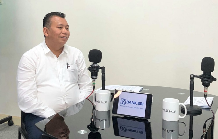 PERAN SOSIAL : Branch Office Head BRI Palu, Budi Prastiyanto saat wawancara di Radar Palu Podcast, Jumat (19/12/2025).