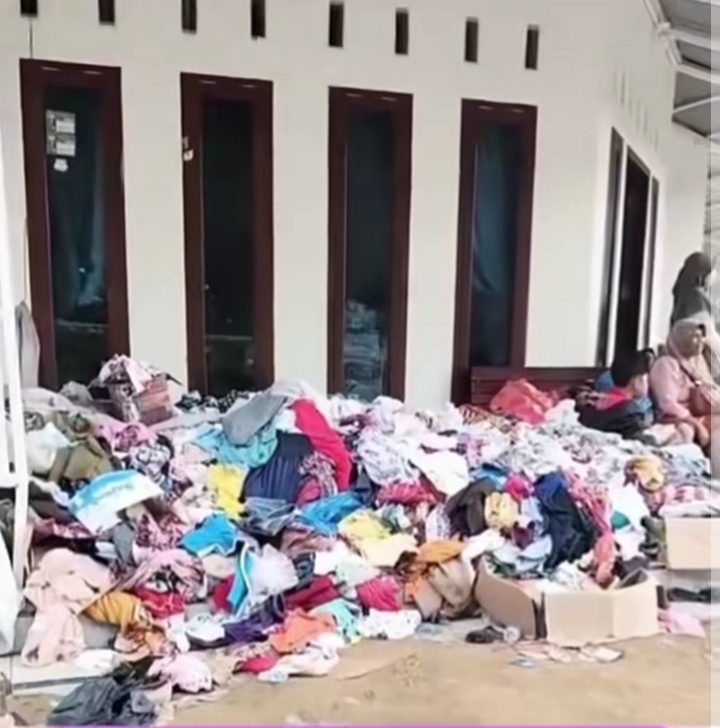 OVERDOSIS : Tumpukan donasi pakaian di salah satu posko pengungsian bencana alam di Sumatra. Sejumlah pakaian tampak tidak terpakai karena tidak sesuai kebutuhan korban.